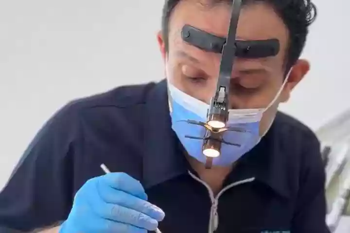 Treatment – our dentist during a treatment session at MandarinDent Bodrum